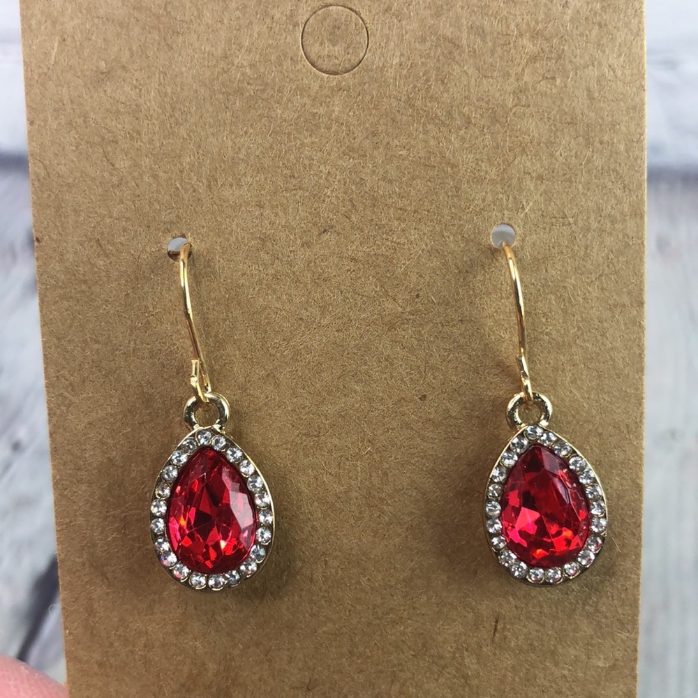 5/$25 Victorian chic gold tone red tear drop sparkly dangle statement earrings - Picture 8 of 9